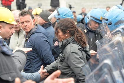 Il gesto della poliziotta di Genova che scalda il cuore